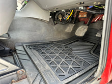 Load image into Gallery viewer, SOLD! &quot;Big Red&quot; Land Rover Discovery 3.9L V8
