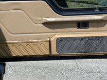 Load image into Gallery viewer, SOLD: 1998 &quot;The Syracuse&quot; Land Rover Discovery SD
