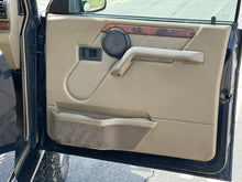 Load image into Gallery viewer, SOLD: 1998 &quot;The Syracuse&quot; Land Rover Discovery SD
