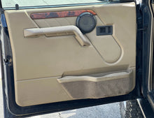 Load image into Gallery viewer, SOLD: 1998 &quot;The Syracuse&quot; Land Rover Discovery SD
