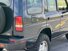 Load image into Gallery viewer, SOLD: 1998 &quot;The Syracuse&quot; Land Rover Discovery SD
