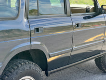 Load image into Gallery viewer, SOLD: 1998 &quot;The Syracuse&quot; Land Rover Discovery SD
