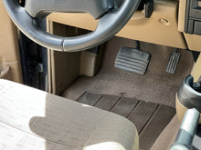 Load image into Gallery viewer, SOLD: 1998 &quot;The Syracuse&quot; Land Rover Discovery SD

