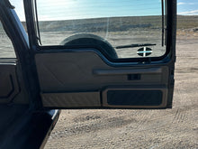 Load image into Gallery viewer, SOLD! &quot;The Liverpool&quot; Land Rover Discovery Premium 300 TDi
